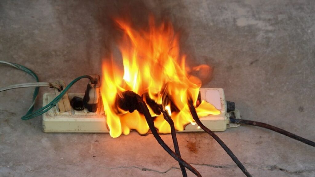 LAS MALAS INSTALACIONES ELÉCTRICAS ORIGINAN MÁS DE 9,000 INCENDIOS AL AÑO EN EL PERÚ